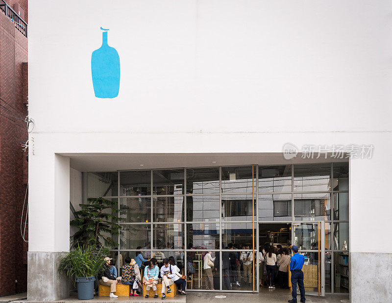 东京，日本——人们在蓝瓶咖啡清sumi- shirakawa烘焙工坊前排队。